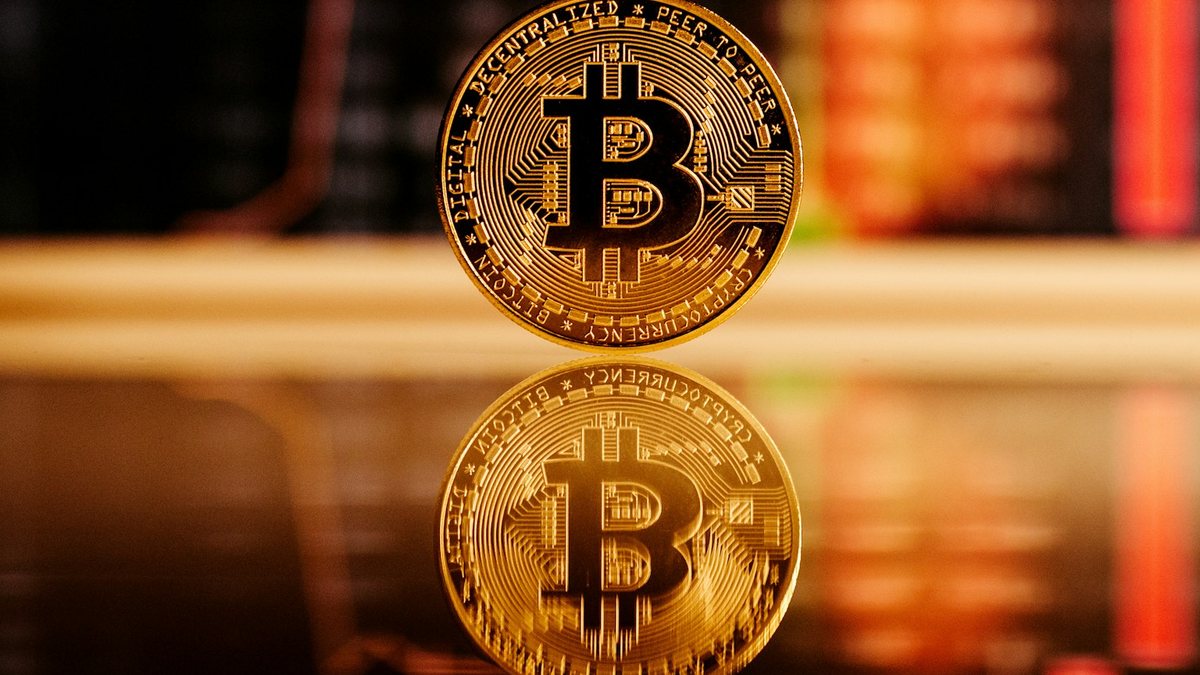 Bitcoin recupera US$ 80 mil e ouro supera US$ 4,5 mil