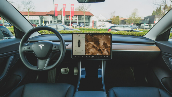 Tesla apresenta Cybercab e analistas debatem impacto no robotaxi